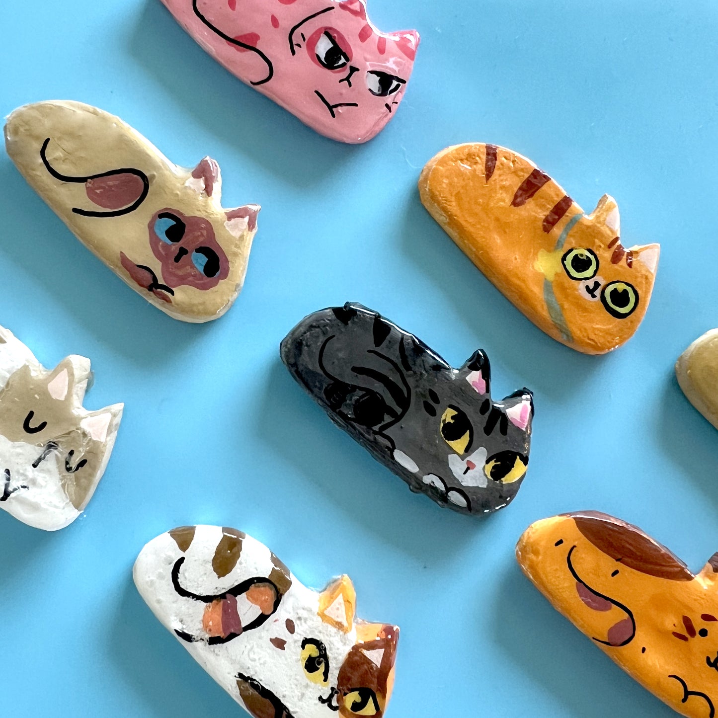 Clay Cats Pins or Magnets -  Aimants ou Épinglette en format de chat fait en Argile